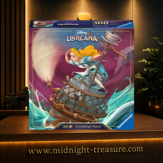 Puzzle Disney Lorcana Alice Marin avisĂ©e â 300 piĂšces. Illustration officielle reprĂ©sentant Alice naviguant sur une tasse Ă thĂ© gĂ©ante au milieu d'une mer dĂ©chaĂźnĂ©e, inspirĂ©e de la carte Savvy Sailor de l'extension La Mer d'Azurite.