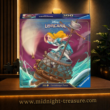 Puzzle Disney Lorcana Alice Marin avisée – 300 pièces. Illustration officielle représentant Alice naviguant sur une tasse à thé géante au milieu d'une mer déchaînée, inspirée de la carte Savvy Sailor de l'extension La Mer d'Azurite.