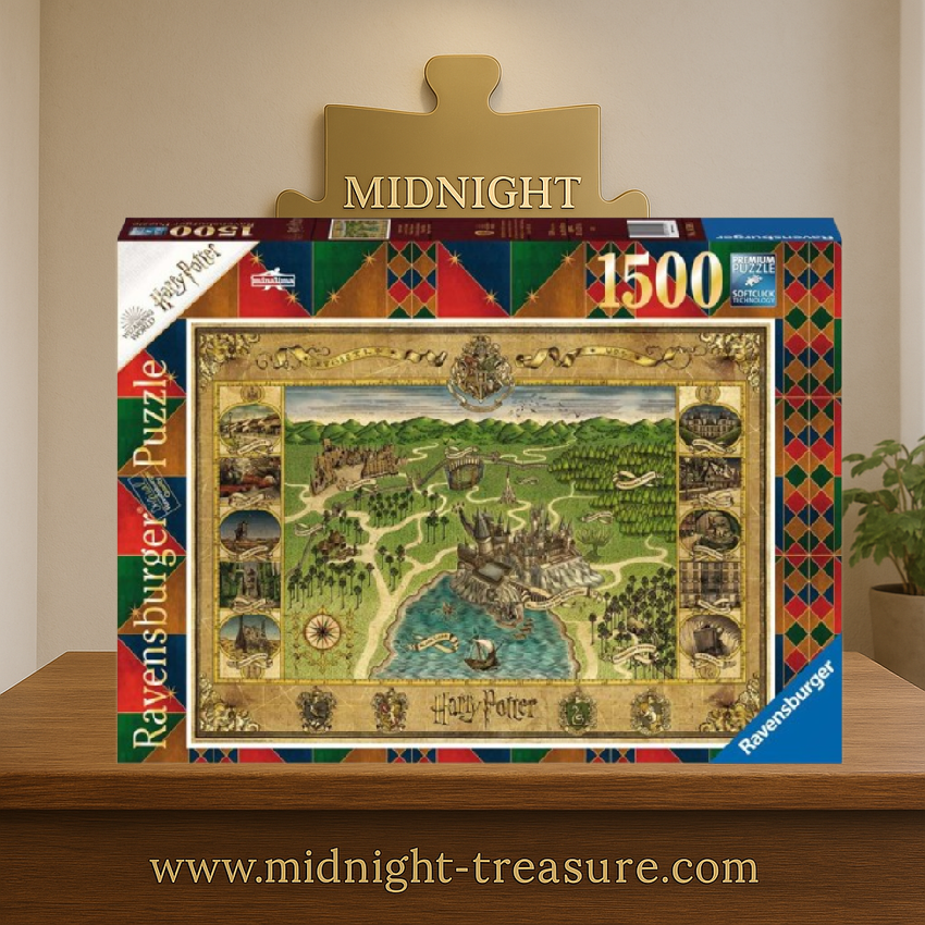 Puzzle Harry Potter – Carte de Poudlard – 1500 pièces – 80 x 60 cm – Ravensburger. Illustration façon parchemin ancien représentant le château, la Forêt Interdite, le Lac Noir et Pré-au-Lard, avec les blasons des quatre maisons. Un puzzle collector idéal pour les fans du Wizarding World.