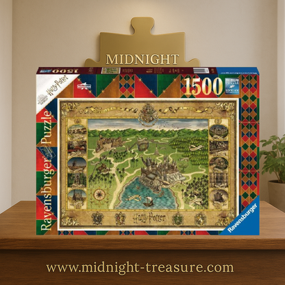 Puzzle Harry Potter – Carte de Poudlard – 1500 pièces – 80 x 60 cm – Ravensburger. Illustration façon parchemin ancien représentant le château, la Forêt Interdite, le Lac Noir et Pré-au-Lard, avec les blasons des quatre maisons. Un puzzle collector idéal pour les fans du Wizarding World.