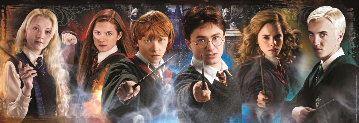 Puzzle Harry Potter – Panorama – 1000 pièces – 98 x 33 cm – Clementoni. Harry, Hermione, Ron, Ginny, Luna et Drago réunis dans une scène magique. Un puzzle collector parfait pour les fans du Wizarding World.