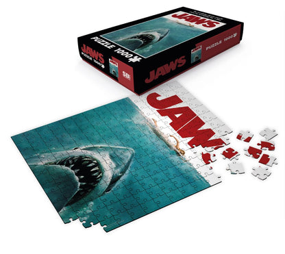 Puzzle JAWS – Movie Poster – 1000 pièces – 66 x 45 cm – SD Toys. Reproduction fidèle de l’affiche culte du film Les Dents de la Mer. Un puzzle collector idéal pour les cinéphiles et fans de suspense.

