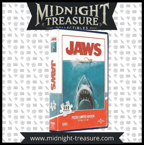 Puzzle Les Dents de la Mer – 500 pièces – Édition Limitée VHS. Un puzzle inspiré de l’affiche culte du film Jaws, livré dans un coffret au format VHS pour une touche vintage. Taille une fois assemblé : 42 x 57 cm. Un must-have pour les fans de cinéma et de puzzles. Produit sous licence officielle.