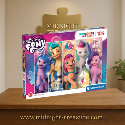 Puzzle My Little Pony – 104 pièces – 48,5 x 33,5 cm – Clementoni. Illustration colorée avec les poneys emblématiques. Un puzzle idéal pour les enfants et fans de la série.