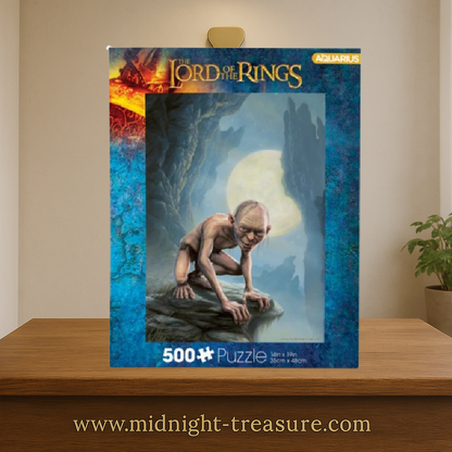 Puzzle Le Seigneur des Anneaux – Gollum – 500 pièces – 35 x 48 cm – Aquarius. Portrait sombre de Gollum sous la lumière de la lune, inspiré de la saga culte de Tolkien. Un puzzle collector pour les fans de fantasy.