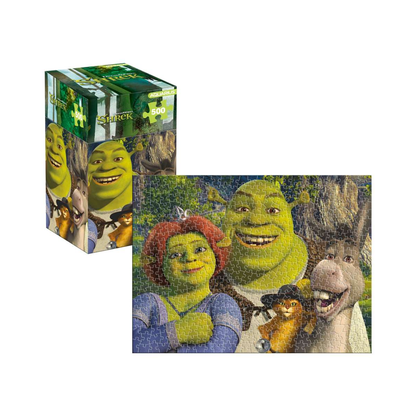 Puzzle Shrek – Family – 500 pièces – 48 x 35 cm – Aquarius. Illustration amusante de Shrek, Fiona, l’Âne et le Chat Potté réunis. Un puzzle collector parfait pour les fans de DreamWorks.