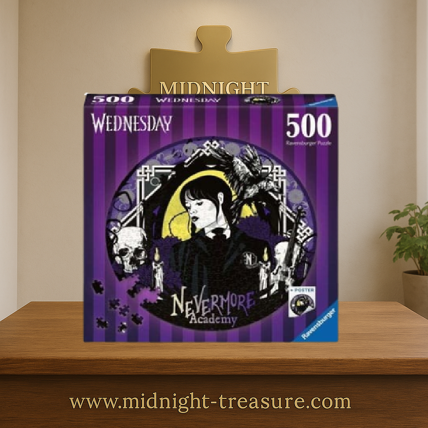 Puzzle Wednesday – Nevermore Academy – 500 pièces – Forme ronde. Un puzzle collector sombre et mystérieux représentant Wednesday dans un visuel gothique. Diamètre 52 cm, sous licence officielle.
