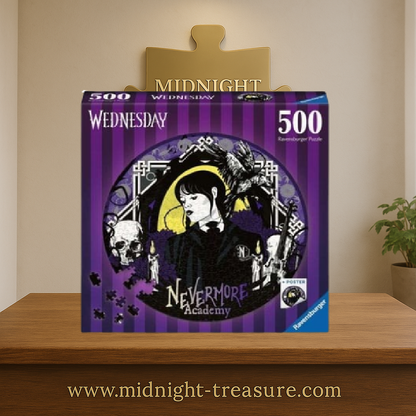 Puzzle Wednesday – Nevermore Academy – 500 pièces – Forme ronde. Un puzzle collector sombre et mystérieux représentant Wednesday dans un visuel gothique. Diamètre 52 cm, sous licence officielle.