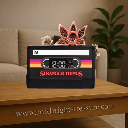 Réveil lumineux Stranger Things – Demogorgon – 12 cm. Réveil en forme de cassette rétro avec figurine Demogorgon, affichage digital et effet lumineux. Produit officiel Netflix.