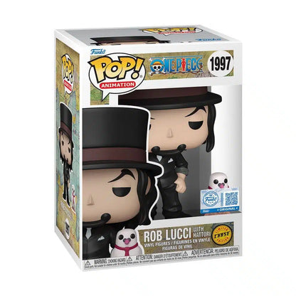 Funko Pop! One Piece – Rob Lucci with Hattori (Rob Lucci avec Hattori) – Lot exclusif Chase + CP0 (N°1997). Ensemble incluant Rob Lucci en costume noir (édition Chase) et en tenue blanche (CP0) avec son pigeon Hattori assorti. Un pack collector indispensable pour les fans de One Piece.