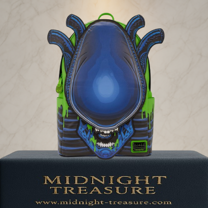Sac à dos Loungefly – Alien Xenomorph Cosplay Glow. Design figural 3D du Xénomorphe avec détails bleus et slime vert fluorescent. Effet Glow-in-the-Dark. Un sac imposant parfait pour les fans de la saga Alien.