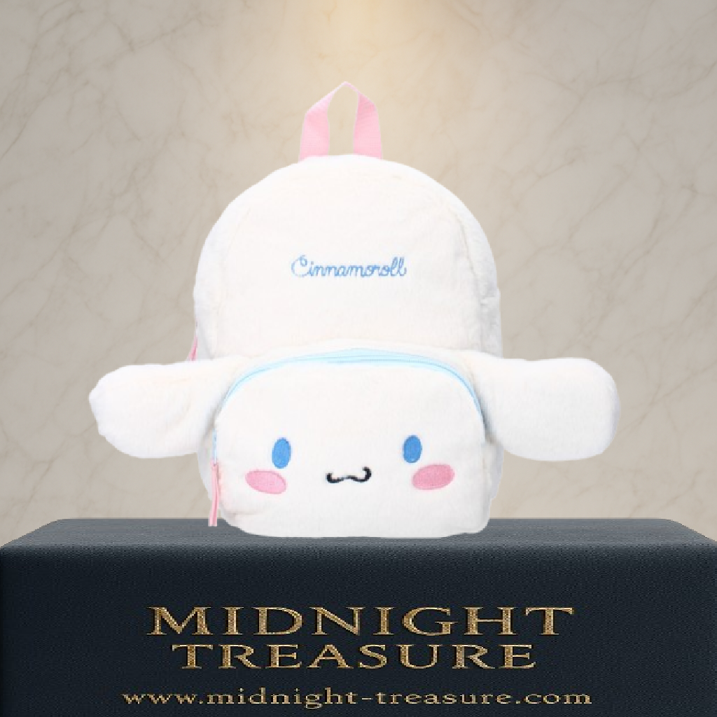 Sac à dos Sanrio – Cinnamoroll Fluffy Festival – Edition Fourrure – 21 x 11 x 26 cm. Sac blanc en peluche douce avec oreilles 3D et visage brodé de Cinnamoroll. Accessoire kawaii et collector idéal pour les fans de Sanrio.