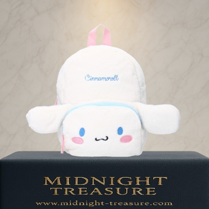 Sac à dos Sanrio – Cinnamoroll Fluffy Festival – Edition Fourrure – 21 x 11 x 26 cm. Sac blanc en peluche douce avec oreilles 3D et visage brodé de Cinnamoroll. Accessoire kawaii et collector idéal pour les fans de Sanrio.