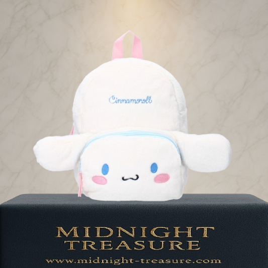 Sac à dos Sanrio – Cinnamoroll Fluffy Festival – Edition Fourrure – 21 x 11 x 26 cm. Sac blanc en peluche douce avec oreilles 3D et visage brodé de Cinnamoroll. Accessoire kawaii et collector idéal pour les fans de Sanrio.