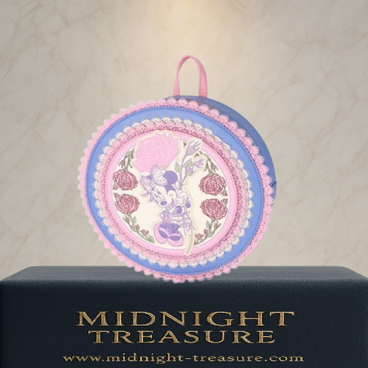 Sac à dos Disney Loungefly – Minnie Floral and Lace. Design rond orné de dentelle rose et de fleurs, avec Minnie au centre. Un accessoire élégant et poétique pour les fans de Disney.