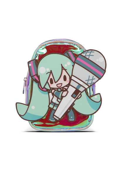 Mini sac à dos Hatsune Miku – Shiny – 23 cm. Sac holographique compact en PVC brillant avec patch 3D de Hatsune et micro. Un accessoire coloré et incontournable pour les fans de Vocaloid.