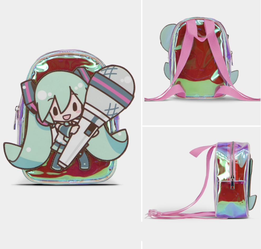 Mini sac à dos Hatsune Miku – Shiny – 23 cm. Sac holographique compact en PVC brillant avec patch 3D de Hatsune et micro. Un accessoire coloré et incontournable pour les fans de Vocaloid.