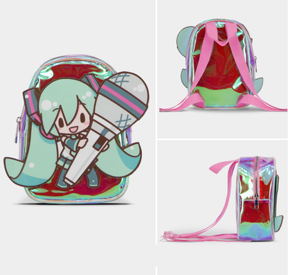 Mini sac à dos Hatsune Miku – Shiny – 23 cm. Sac holographique compact en PVC brillant avec patch 3D de Hatsune et micro. Un accessoire coloré et incontournable pour les fans de Vocaloid.