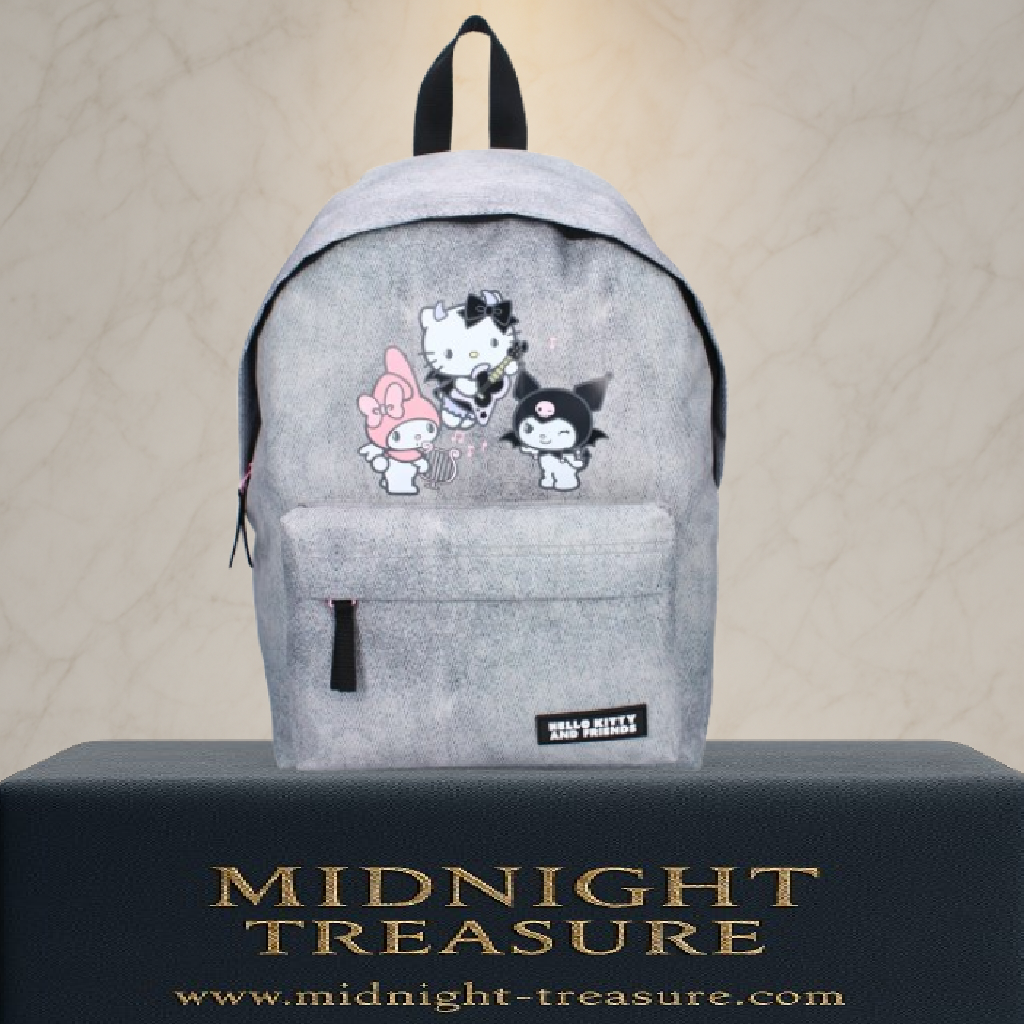 Sac à dos Hello Kitty & Friends – Courageous Crew – 26 cm – Sanrio. Hello Kitty, My Melody et Kuromi sur fond gris effet denim. Un sac adorable parfait pour les fans de l’univers kawaii.