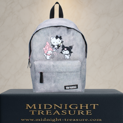 Sac à dos Hello Kitty & Friends – Courageous Crew – 26 cm – Sanrio. Hello Kitty, My Melody et Kuromi sur fond gris effet denim. Un sac adorable parfait pour les fans de l’univers kawaii.