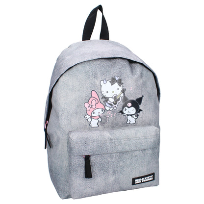 Sac à dos Hello Kitty & Friends – Courageous Crew – 26 cm – Sanrio. Hello Kitty, My Melody et Kuromi sur fond gris effet denim. Un sac adorable parfait pour les fans de l’univers kawaii.
