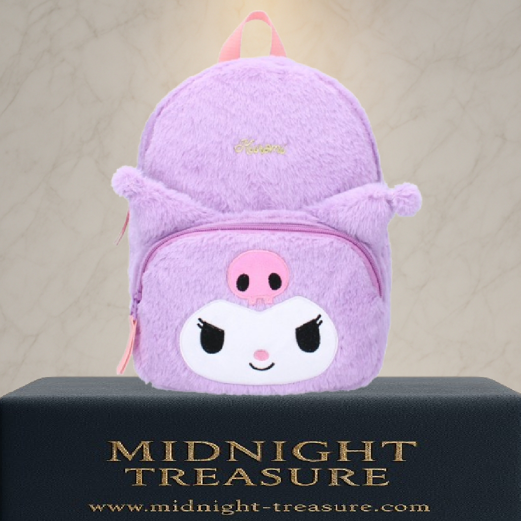 Sac à dos Sanrio – Kuromi Fluffy Festival – Edition Fourrure – 21 x 11 x 26 cm. Sac violet en peluche douce avec oreilles 3D et visage brodé de Kuromi. Accessoire kawaii et collector parfait pour les fans de Sanrio.
