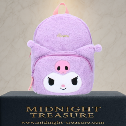 Sac à dos Sanrio – Kuromi Fluffy Festival – Edition Fourrure – 21 x 11 x 26 cm. Sac violet en peluche douce avec oreilles 3D et visage brodé de Kuromi. Accessoire kawaii et collector parfait pour les fans de Sanrio.