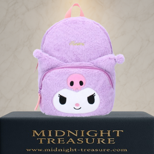 Sac à dos Sanrio – Kuromi Fluffy Festival – Edition Fourrure – 21 x 11 x 26 cm. Sac violet en peluche douce avec oreilles 3D et visage brodé de Kuromi. Accessoire kawaii et collector parfait pour les fans de Sanrio.