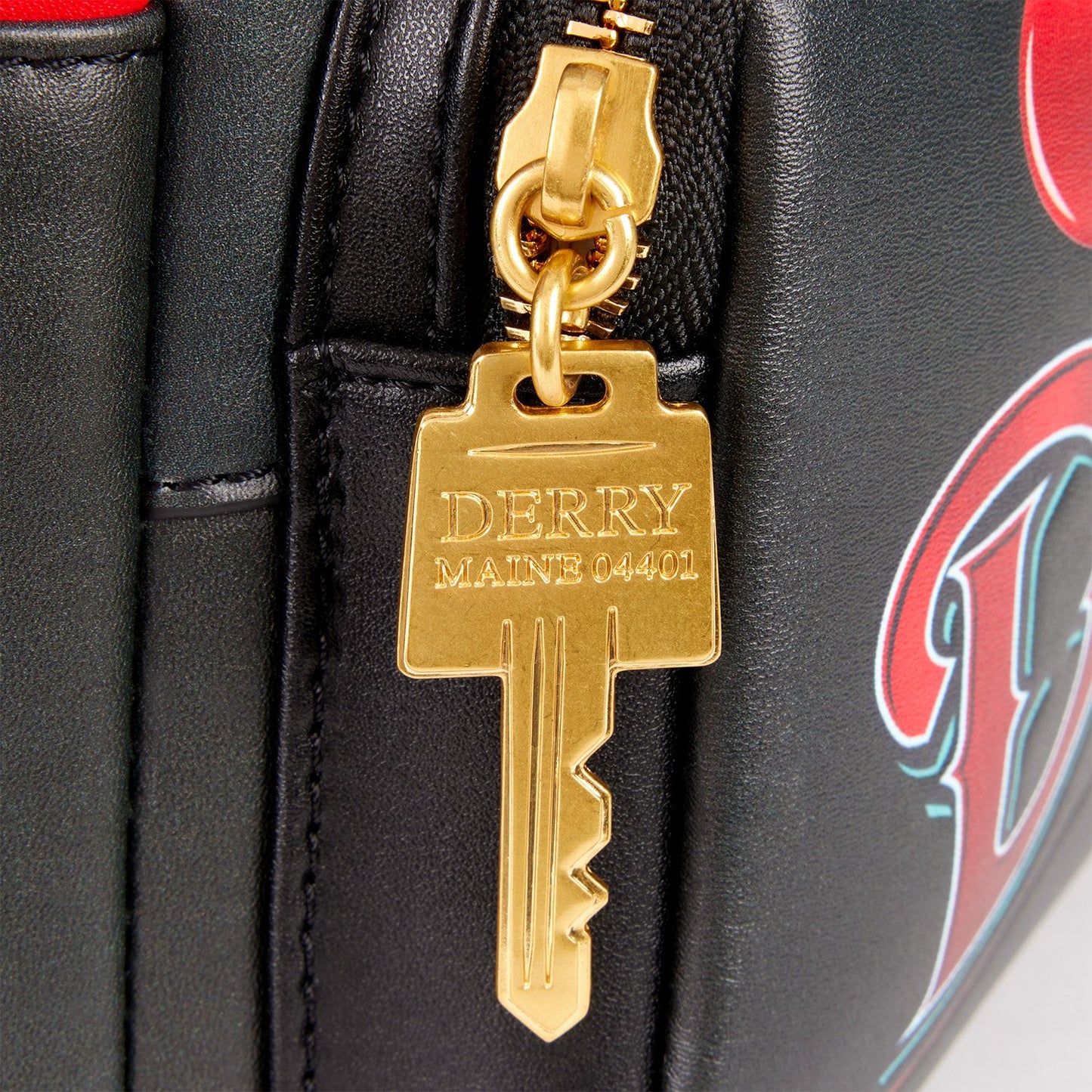 🎈💀 Mini Sac à Dos Loungefly – Pennywise / Grippe-Sou Cosplay Light-Up – IT / Ça 🎈💀 23 x 27 x 12 cm