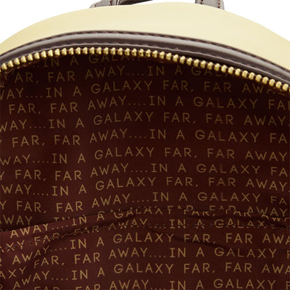 Sac à dos Loungefly – Star Wars – Jakku – 23 x 27 x 11 cm. Sac marron et beige avec design désertique inspiré de la planète Jakku, poche frontale zippée et doublure thématique “In a galaxy far, far away…”.