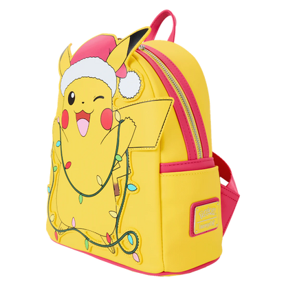 Sac à dos mini Loungefly – Pokémon – Holiday Pikachu – 23 x 27 x 11 cm. Pikachu avec bonnet de Noël et guirlande lumineuse en fibre optique, détails appliqués et doublure festive à motifs Pokéball.