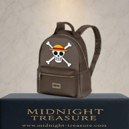 Sac à dos One Piece – Jolly Roger Luffy – 24,5 x 29 x 15 cm. Sac en similicuir marron avec emblème du chapeau de paille en façade, poche frontale zippée et bretelles ajustables.