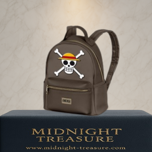 Sac à dos One Piece – Jolly Roger Luffy – 24,5 x 29 x 15 cm. Sac en similicuir marron avec emblème du chapeau de paille en façade, poche frontale zippée et bretelles ajustables.