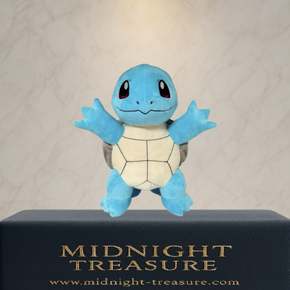 Sac à dos peluche Pokémon – Carapuce – 35 cm. Peluche douce avec carapace brodée, bretelles réglables bleu clair et fermeture zippée arrière. Accessoire mignon et pratique pour les fans de Pokémon.