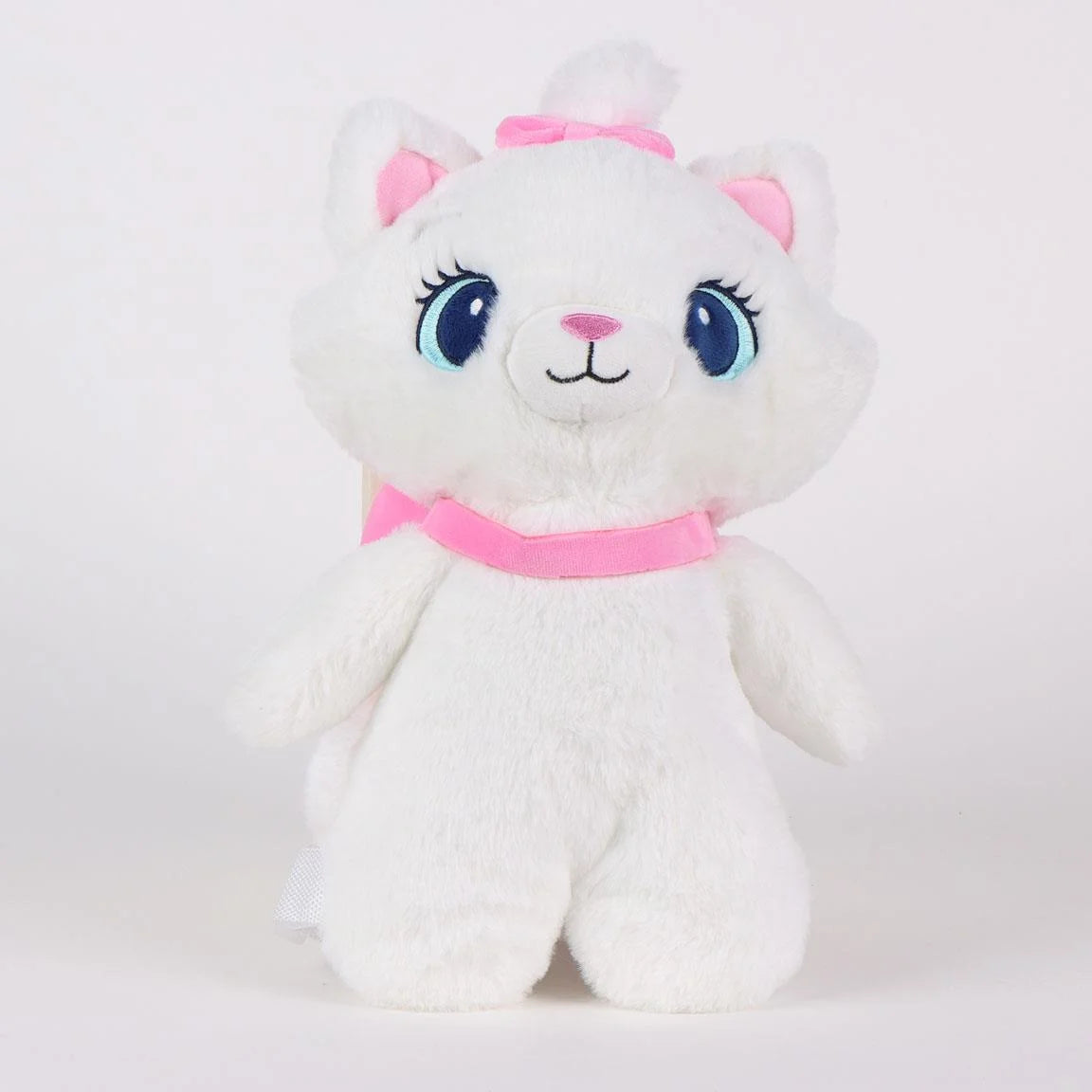 Sac à dos peluche Disney – Marie des Aristochats – 30 x 17 x 11 cm. Peluche blanche douce avec nœud rose, fermeture zippée sur le haut de la tête et bretelles réglables.