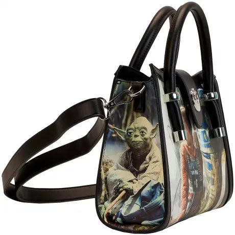 Sac à main Loungefly – Star Wars L’Empire Contre-Attaque – 29,2 x 24,1 x 8,8 cm. Sac en simili cuir avec illustrations des scènes cultes, intérieur doublé thématique et bandoulière amovible.