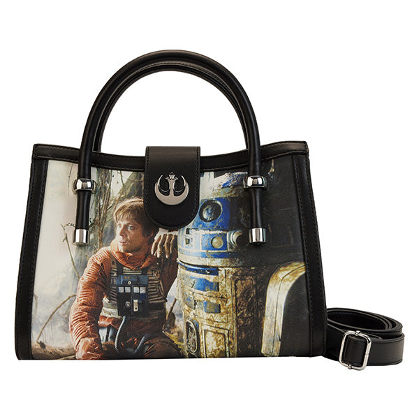 Sac à main Loungefly – Star Wars L’Empire Contre-Attaque – 29,2 x 24,1 x 8,8 cm. Sac en simili cuir avec illustrations des scènes cultes, intérieur doublé thématique et bandoulière amovible.