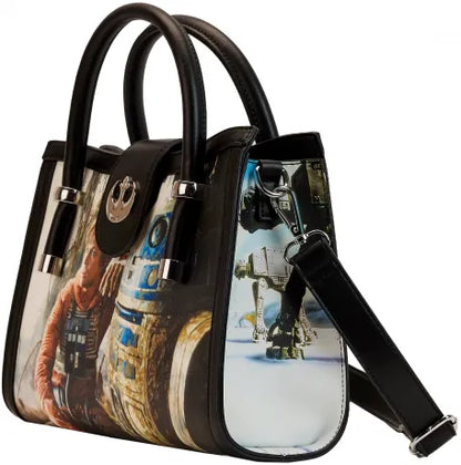 Sac à main Loungefly – Star Wars L’Empire Contre-Attaque – 29,2 x 24,1 x 8,8 cm. Sac en simili cuir avec illustrations des scènes cultes, intérieur doublé thématique et bandoulière amovible.