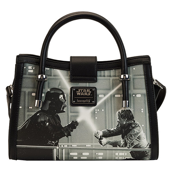 Sac à main Loungefly – Star Wars L’Empire Contre-Attaque – 29,2 x 24,1 x 8,8 cm. Sac en simili cuir avec illustrations des scènes cultes, intérieur doublé thématique et bandoulière amovible.