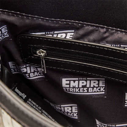 Sac à main Loungefly – Star Wars L’Empire Contre-Attaque – 29,2 x 24,1 x 8,8 cm. Sac en simili cuir avec illustrations des scènes cultes, intérieur doublé thématique et bandoulière amovible.