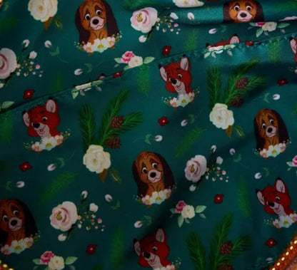 Sac à bandoulière Disney Loungefly – Rox et Rouky – Forêt Florale. Design en forme de tronc d’arbre avec fleurs en relief et illustrations de Rox et Rouky. Un accessoire poétique pour les fans de Disney.