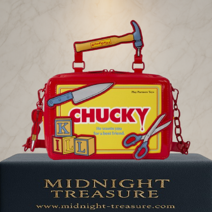 Sac bandoulière Loungefly – Chucky – Good Guys Tool Chest – 22 x 15 x 6 cm. Sac rouge et jaune effet vernis avec détails en appliqué (marteau, couteau, ciseaux, fléchette, cubes KILL) et doublure imprimée. Un must-have pour les fans de Chucky et de films d’horreur.

