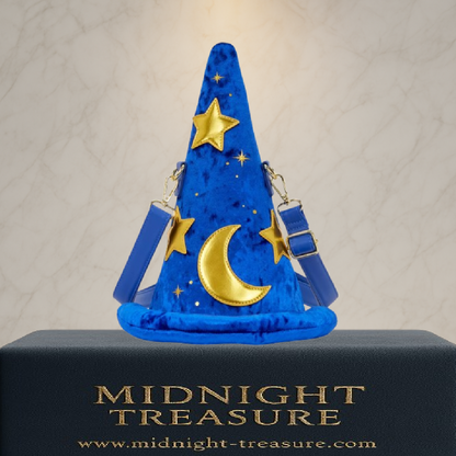Sac bandoulière Loungefly Disney Fantasia Magician’s Hat – 19 x 32 x 15 cm. Sac figural en velours bleu avec étoiles et lune dorées, inspiré du chapeau de l’Apprenti Sorcier.