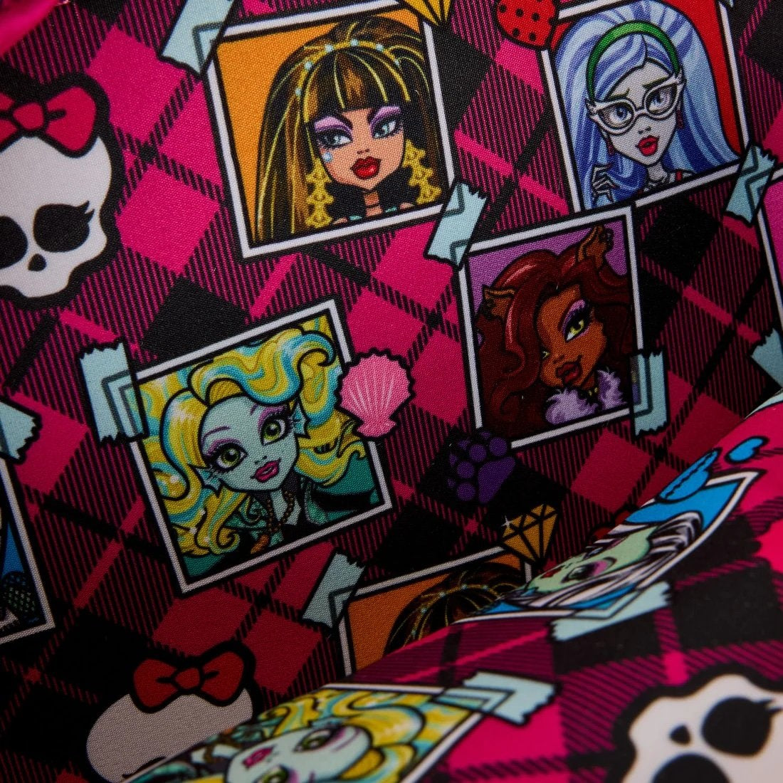Sac Loungefly – Monster High – Ghoul Squad – 24 x 29,2 x 10,1 cm. Sac en forme de tête de mort avec nœud rose et bandoulière tartan. Un accessoire original pour les fans de Monster High.