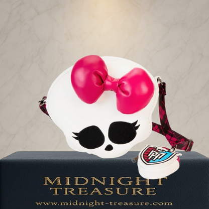 Sac Loungefly – Monster High – Ghoul Squad – 24 x 29,2 x 10,1 cm. Sac en forme de tête de mort avec nœud rose et bandoulière tartan. Un accessoire original pour les fans de Monster High.