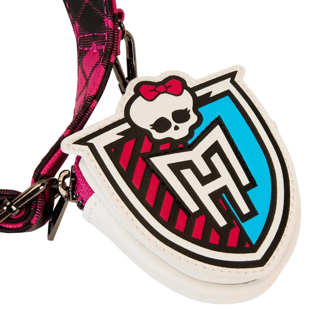 Sac Loungefly – Monster High – Ghoul Squad – 24 x 29,2 x 10,1 cm. Sac en forme de tête de mort avec nœud rose et bandoulière tartan. Un accessoire original pour les fans de Monster High.