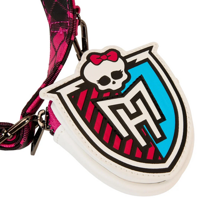 Sac Loungefly – Monster High – Ghoul Squad – 24 x 29,2 x 10,1 cm. Sac en forme de tête de mort avec nœud rose et bandoulière tartan. Un accessoire original pour les fans de Monster High.