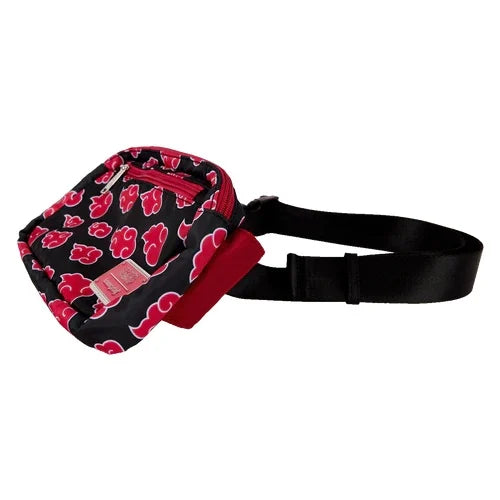 Sac bandoulière Loungefly – Naruto Shippuden – Akatsuki – 26 x 14 x 4 cm. Motif nuages rouges emblématiques, tirette kunai et sangle ajustable. Accessoire officiel pour fans de Naruto.