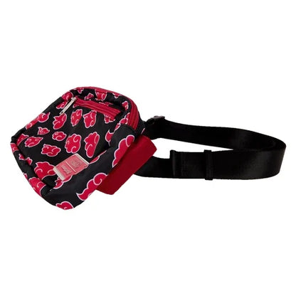 Sac bandoulière Loungefly – Naruto Shippuden – Akatsuki – 26 x 14 x 4 cm. Motif nuages rouges emblématiques, tirette kunai et sangle ajustable. Accessoire officiel pour fans de Naruto.