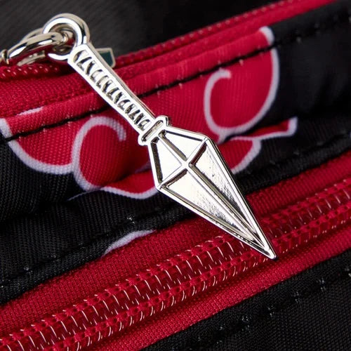 Sac bandoulière Loungefly – Naruto Shippuden – Akatsuki – 26 x 14 x 4 cm. Motif nuages rouges emblématiques, tirette kunai et sangle ajustable. Accessoire officiel pour fans de Naruto.